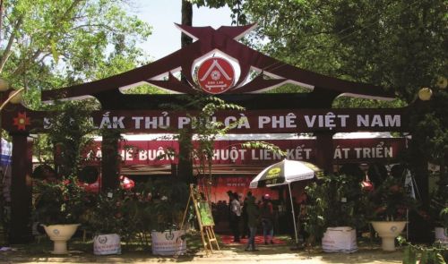 Ng&ocirc;i nh&agrave; chung tỉnh Đắk Lắk năm 2015 tại lễ hội c&agrave; ph&ecirc;