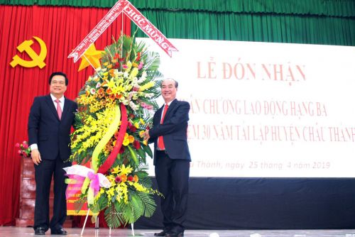 B&iacute; thư Tỉnh ủy, Chủ tịch HĐND tỉnh &ndash; Phạm Văn Rạnh (b&igrave;a tr&aacute;i) tặng hoa ch&uacute;c mừng huyện Ch&acirc;u Th&agrave;nh đ&oacute;n nhận Hu&acirc;n chương Lao động hạng 3 (B&iacute; thư Huyện ủy, Chủ tịch HĐND huyện Ch&acirc;u Th&agrave;nh &ndash; Trương Văn Biết nhận)