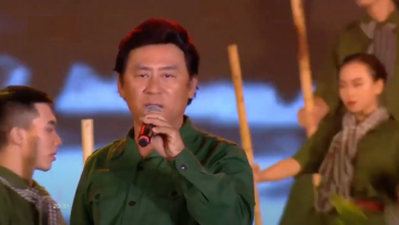 NSƯT Tạ Minh Tâm biểu diễn tại Lễ kỷ niệm 30 năm tái lập tỉnh Trà Vinh